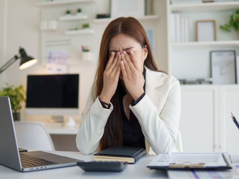 Nem todo dia dá pra deixar os problemas do lado de fora do crachá, né